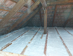 Zateplení stropu patrového rodinného domu pomocí foukané izolace